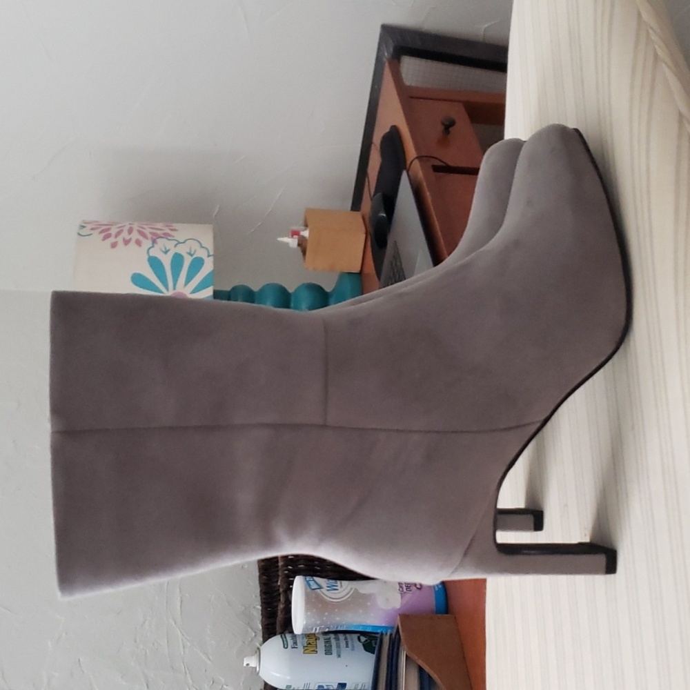 Size 6 brand new Suede Boots.